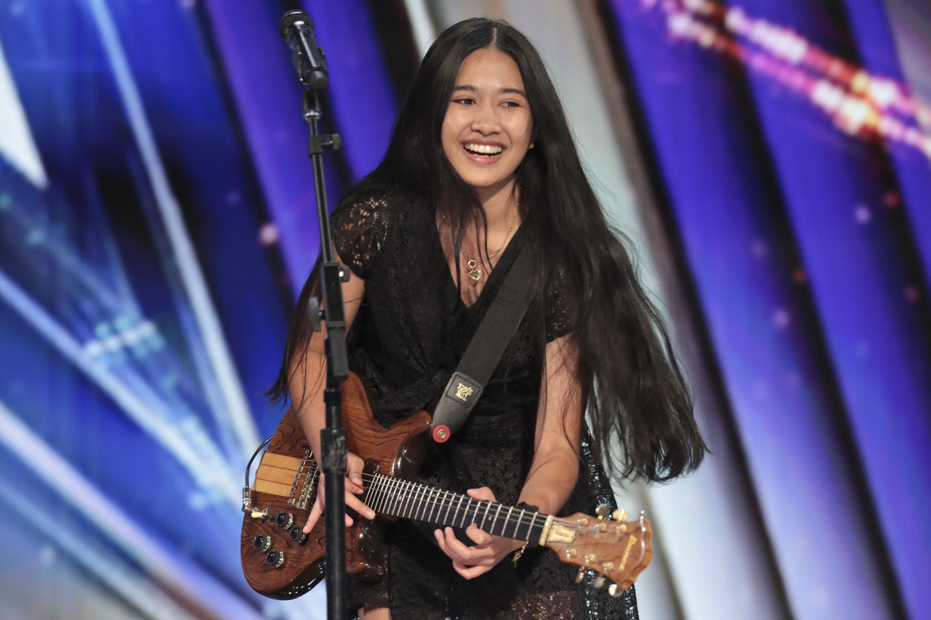 Nene Royal ยิ้มขณะเล่นกีตาร์ไฟฟ้า Ibanez บนเวทีออดิชัน America's Got Talent ซีซัน 21
